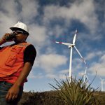 imagen-hombre-planta-energía-eólica-Estudia-energías-renovables-Chile-lider-mundial-esta-materia